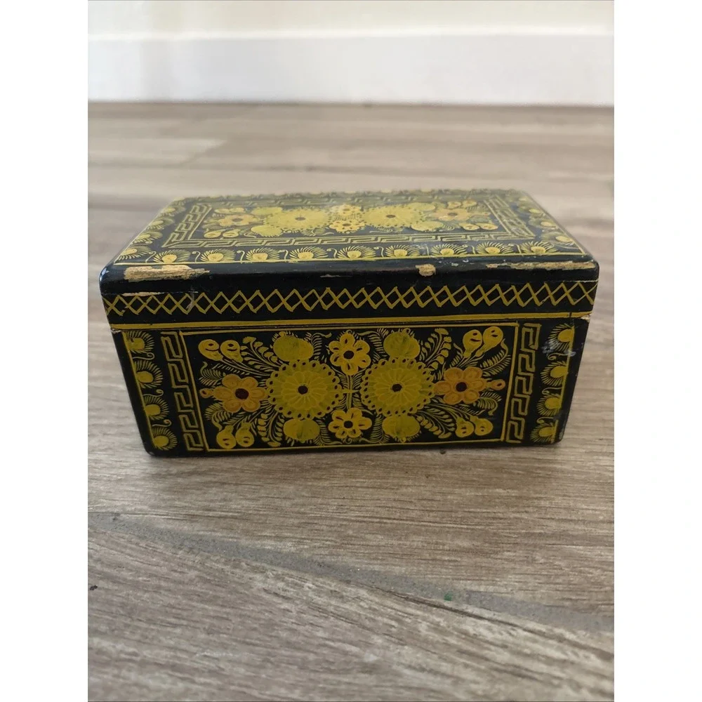 Vintage Hand Carved Lacquer Box, Olinala Mexico‎ - Flowers & Foliage